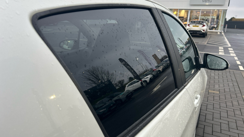 Toyota Yaris 1.5 VVT-i Design 5dr Petrol Hatchback